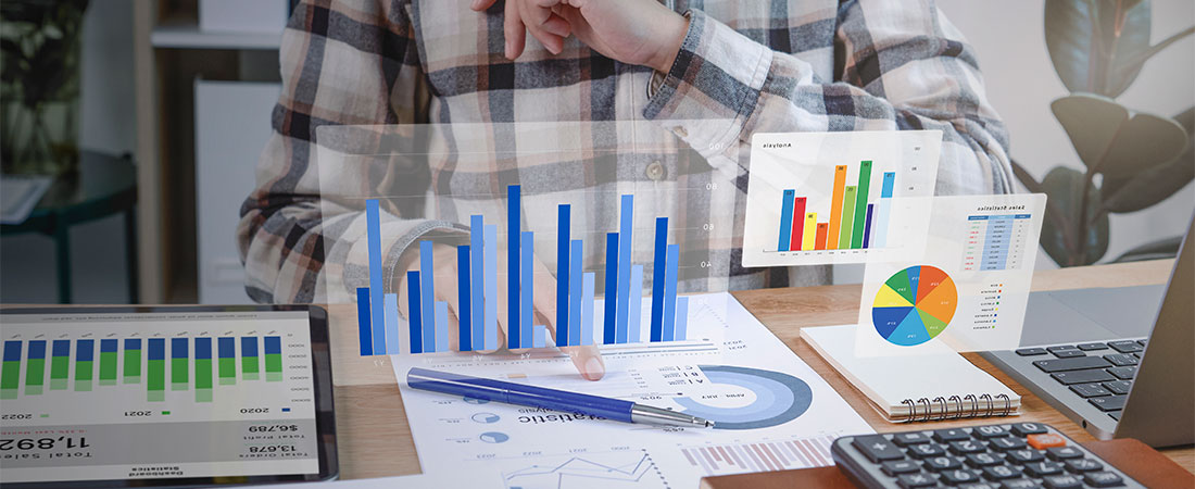 Businesspeople working in finance and accounting Analyze financi