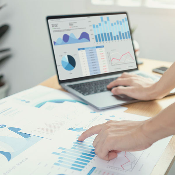 Businesspeople working in finance and accounting Analyze financi