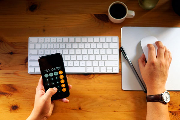 closeup-shot-entrepreneur-working-from-home-doing-calculations-2